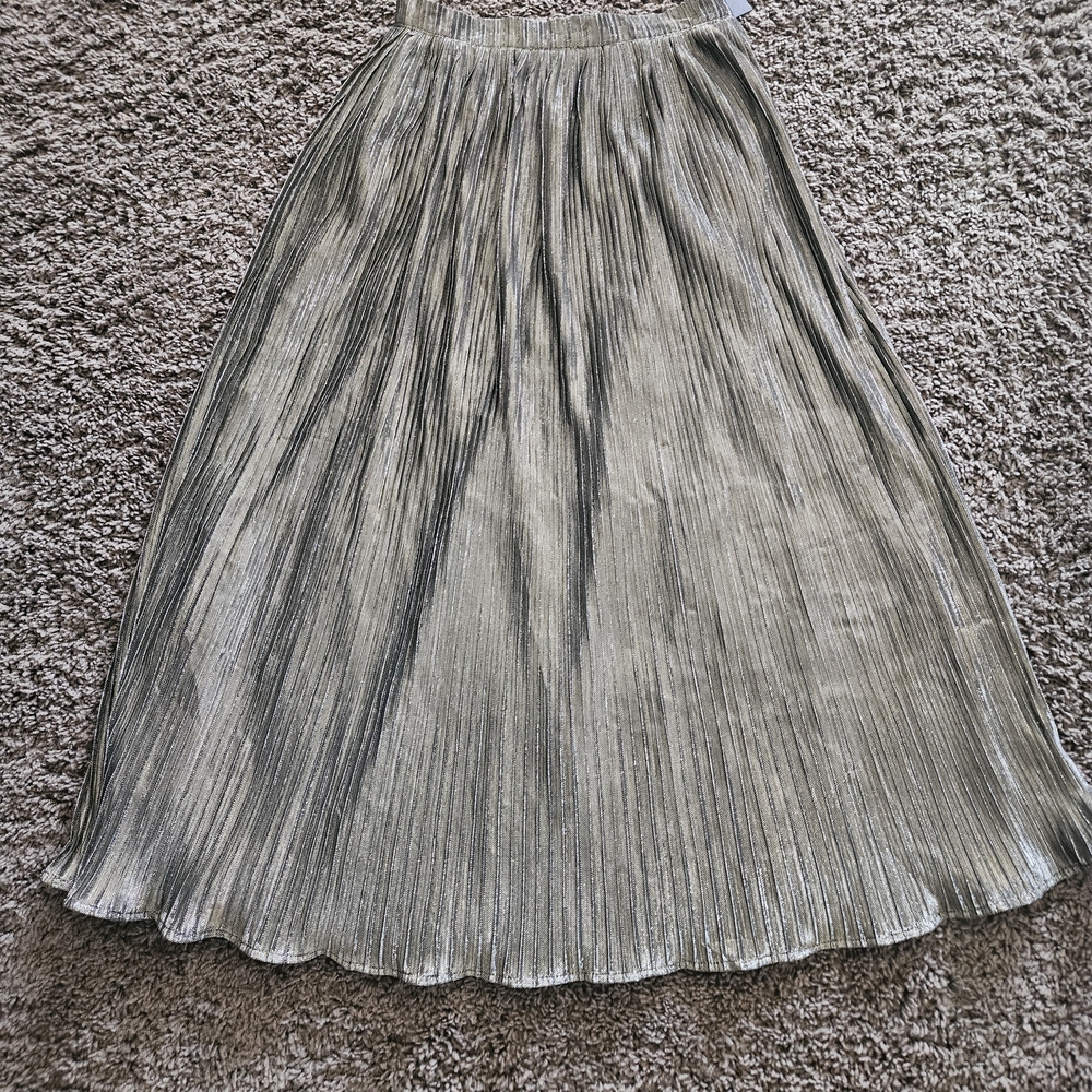 Lulus Bold Entrance Black and Gold Pleated Midi Skirt